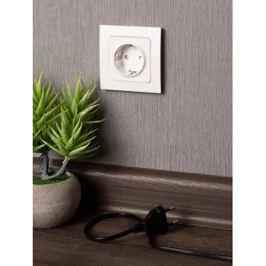 Стокгольм Розетка 1-местная с/з 16А белая с защ. штор.