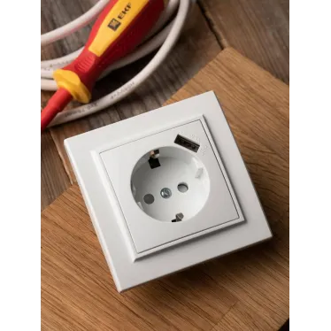 Розетка 1-местная СП с/з Минск 16А белая с защитными шторками с USB