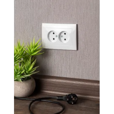 Валенсия розетка 2-местная б/з 10А белая с защ. штор.