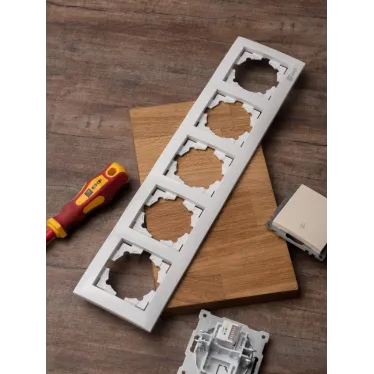 Валенсия рамка 5-местная белая