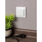 Валенсия розетка 1-местная с/з 16А белая с крышкой и защ. штор. IP44