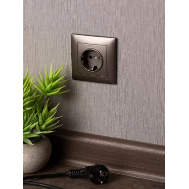 Валенсия лицевая панель розетки 1-местной с/з 16А графит с защ. штор.