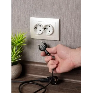 Валенсия лицевая панель розетки 2-местной с/з 16А жемчуг с защ. штор.