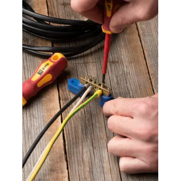 Шина 0 N 6х9мм 4 отверстия латунь 2 синих угловых изолятора PROxima