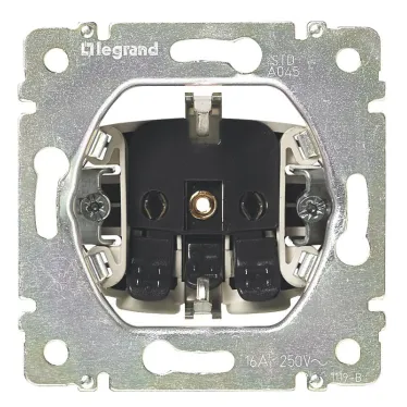VALENA Розетка с заземлением 2К+З со шторками алюминий