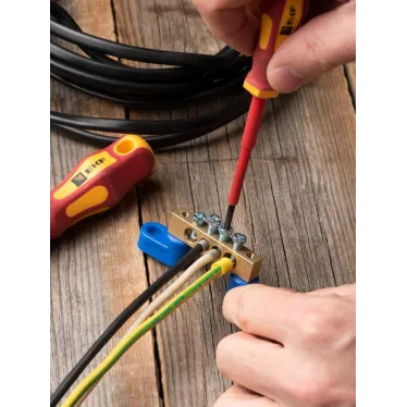 Шина 0 N (8х12мм) 4 отверстия латунь 2 синих угловых изолятора PROxima