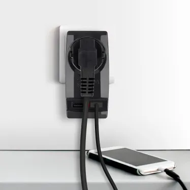 Адаптер ''Polynom'' 1гн 220V + 2xUSB 2100mA, c заземл, (черный) (10/60/1440) SP-1e-USB-B ''