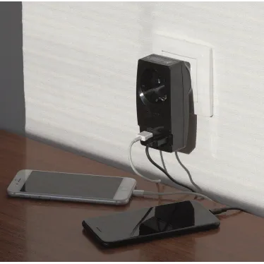 Адаптер ''Polynom'' 1гн 220V + 2xUSB 2100mA, c заземл, (черный) (10/60/1440) SP-1e-USB-B ''