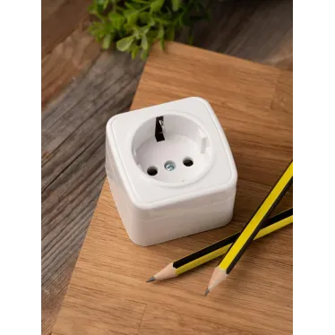 Розетка Минск 1-местная ОП 16А с заземлением белая