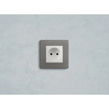 ETIKA Розетка без заземления со шторками белая винтовые зажимы