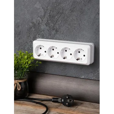 Розетка Рим 4-местная 16А с заземлением белая