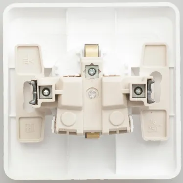 ЭТЮД Розетка скрытая с заземлением со шторками белая