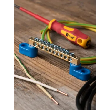 Шина 0 N (6х9мм) 10 отверстий латунь 2 синих угловых изолятора PROxima