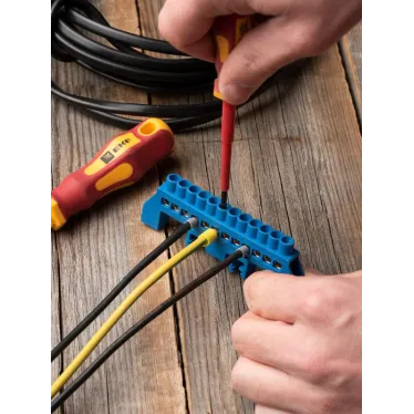 Шина 0 8х12 мм 125 Ампер 8х12 12 отверстий/нейлон корпус на DIN-рейку латунь PROxima