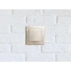 VALENA Розетка с заземлением в рамку с крышкой белая