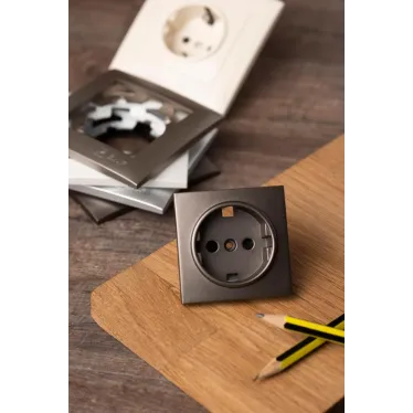 Валенсия лицевая панель розетки 1-местной с/з 16А графит с защ. штор.