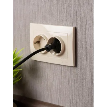 Валенсия розетка 2-местная с/з 16А кремовая с защ. штор. PROxima