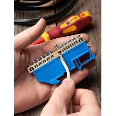 Шина нулевая 63.12 изолятор на DIN-рейку латунь