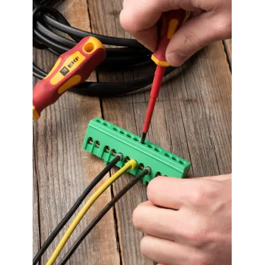 Шина 0 PE (6х9мм) 12 отверстий латунь зеленый изолированный корпус на DIN-рейку PROxima