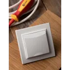 Розетка Минск 1-местная СП с заземлением и крышкой 16А белая защитные шторки