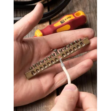 Шина PEN ноль-земля 6х9мм 14 отверстий латунь крепеж по краям PROxima