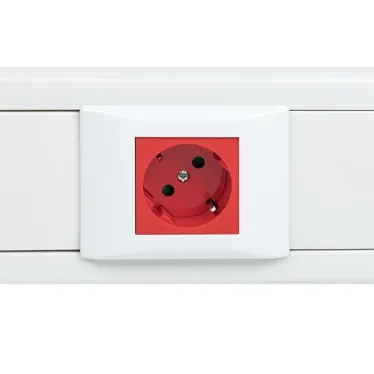 Розетка 45х45 PRO, с заземлением, красная , 45 град