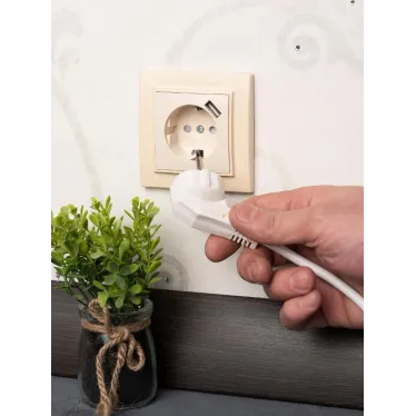 Розетка Минск 1-местная СП c заземлением 16А бежевая с защитными шторками с USB 1А