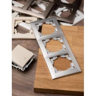 Валенсия Рамка 3-местная сталь