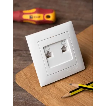 Валенсия розетка компьютерная RJ-45 2-местная белая
