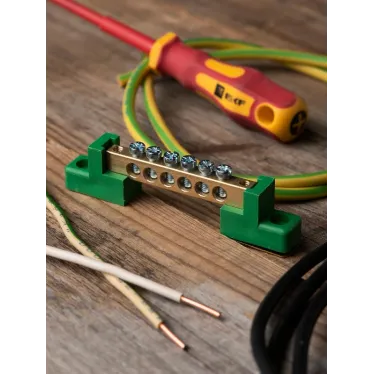 Шина 0 PE 6x9мм 6 отверстий латунь с контактной пластиной 2 зелёных угловых изолятора PROxima