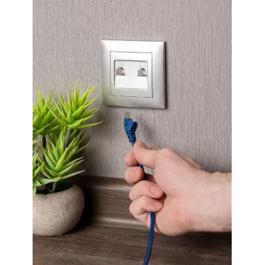 Валенсия лицевая панель розетки RJ-45 2-местная сталь