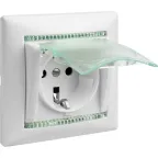 VALENA Розетка с заземлением с крышкой со шторками белая