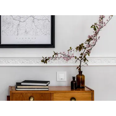 Вывод кабеля IP21 Etika с зажимом для кабеля белый