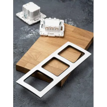 Стокгольм Рамка 3-местная белая с линией цвета черный