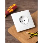 Валенсия розетка 1-местная с/з 16А белая с защ. штор.