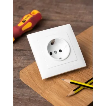 Валенсия розетка 1-местная с/з 16А белая с защ. штор.