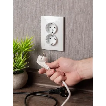 Валенсия розетка 2-местная с/з 16А белая с защ. штор.