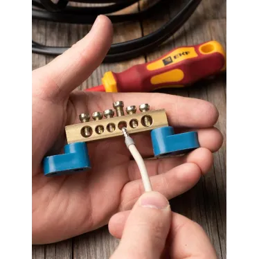 Шина 0 N 8х12мм 6 отверстий латунь 2 синих угловых изолятора PROxima