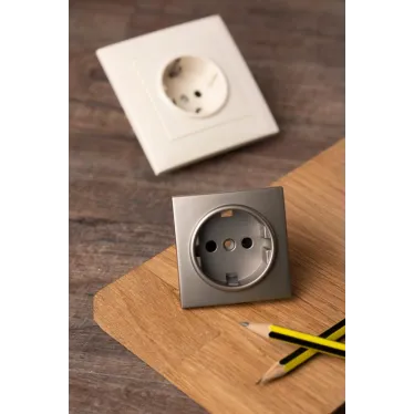 Валенсия лицевая панель розетки 1-местной с/з 16А кашемир с защ. штор.