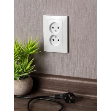 Валенсия розетка 2-местная б/з 10А белая с защ. штор.