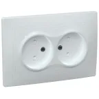 КВАРТА Розетка двойная без заземления сошторками 10А белый