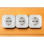 Quteo Розетка с заземлением без шторок наружная белая