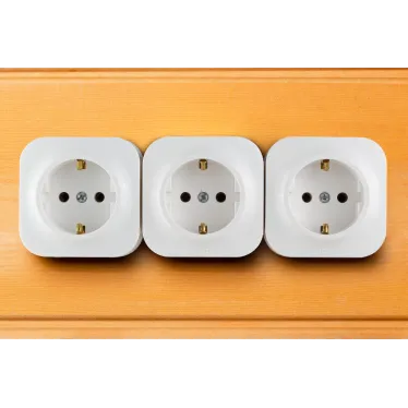 Quteo Розетка с заземлением без шторок наружная белая