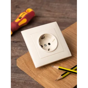 Валенсия розетка 1-местная с/з 16А кремовая с защ. штор. PROxima