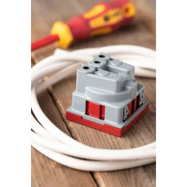 Розетка 45х45 (2 модуля), с заземлением, красная, прямая