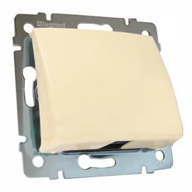 VALENA Вывод кабелей в рамку слоновая кость