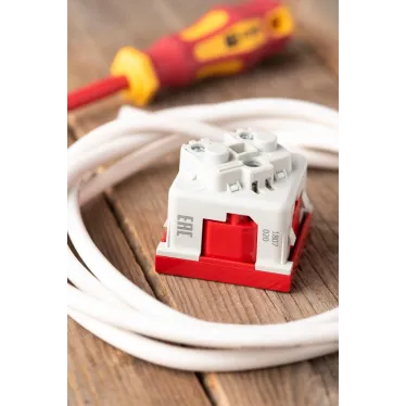 Розетка 45х45 PRO, с заземлением, красная , 45 град