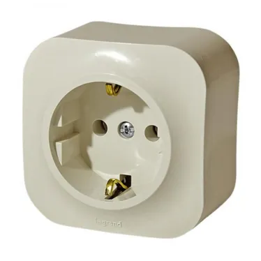 Quteo Розетка с заземлением со шторками наружная бежевая