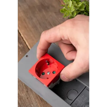 Розетка 45х45 PRO, с заземлением, красная , 45 град