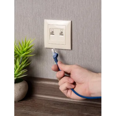 Валенсия розетка компьютерная RJ-45 2-местная кремовая